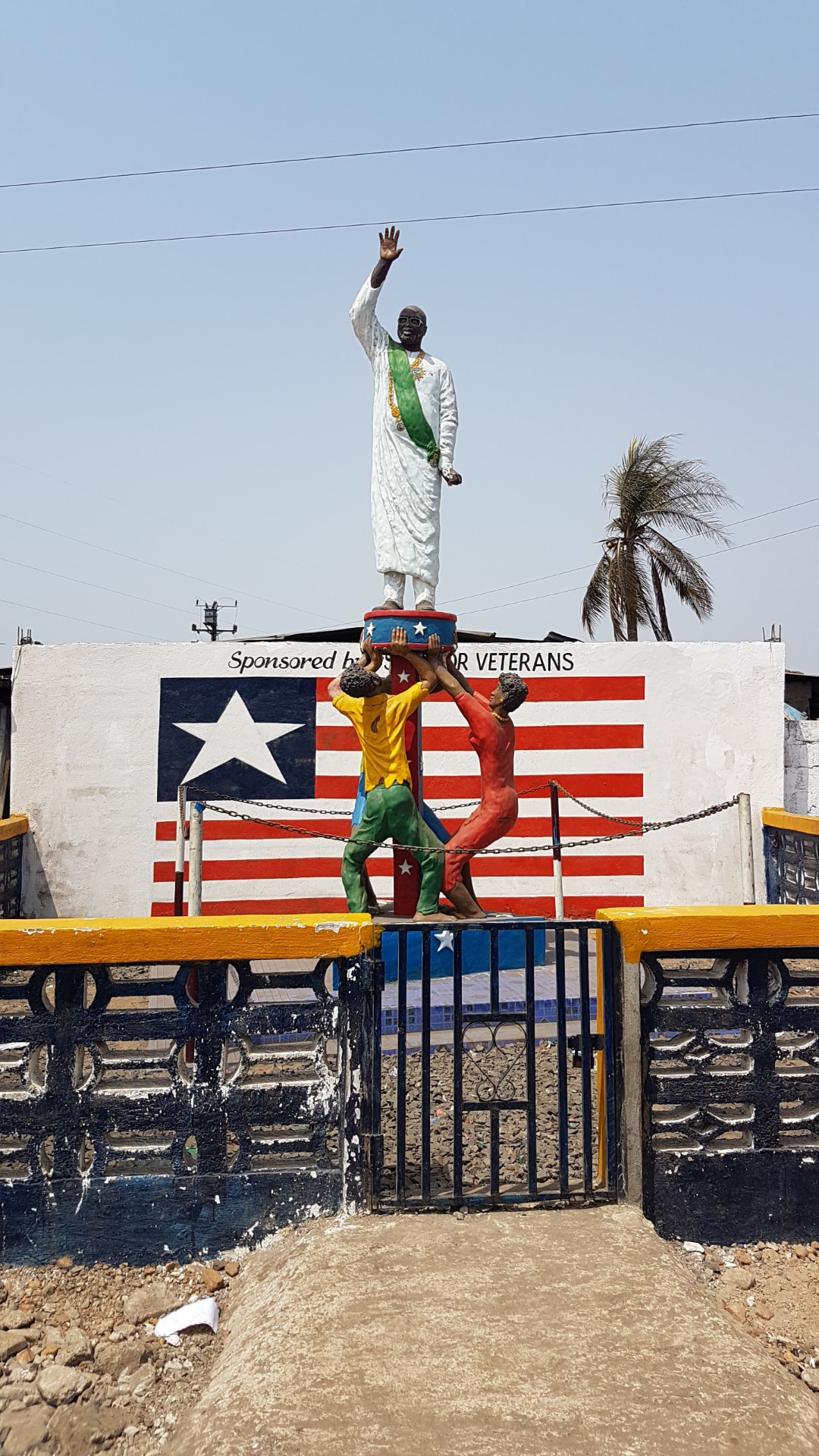 Statyns uppsträckta hand mot himlen, fotograferat under fältstudien i Liberia